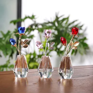 Detailweergave van elegante kristallen roosbeeldjes in glazen vazen voor decor.