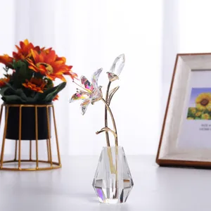 Detailansicht eines luxuriösen Kristall-Lilien-Ornaments mit Vase und schillernden Blüten