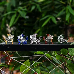 Dettaglio di cinque mini statuette di drago dello zodiaco in cristallo multicolore per la casa