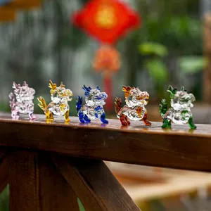 Primo piano di cinque figurine di drago in vetro di cristallo colorato su una ringhiera