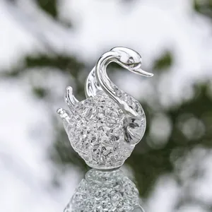 Elegante Schwanenfigur aus klarem Kristallglas mit strukturierter Oberfläche für Deko