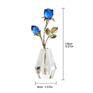Detail van de 14 cm hoge kristallen roos met gefacetteerde blauwe bloemknoppen