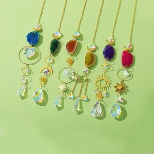 Vue détaillée d'attrape-soleil en cristal avec tranches d'agate colorées et perles.