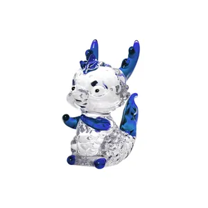 Nahaufnahme einer transparenten Drachenfigur aus Kristall mit blauen Akzenten