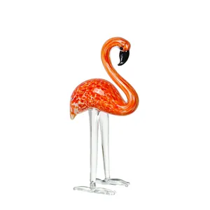 Macro-weergave van handgeblazen glazen flamingofiguur met ingewikkelde gespikkelde patronen