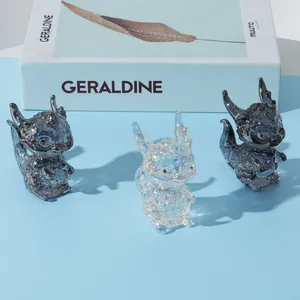Nahaufnahme von lichtdurchlässigen Kristall-Drachenfiguren mit schillerndem Finish