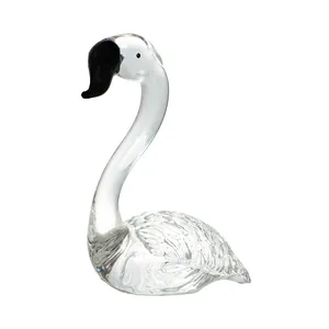 Detail van een glazen flamingo-beeldje met elegante lange nek en zwarte snavel