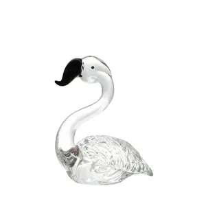 Gedetailleerd beeld van een handgeblazen glazen flamingo beeldje met een elegant zwart snavel.