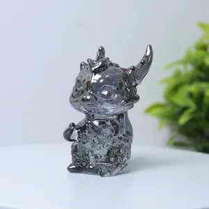 Detaillierte Ansicht einer Drachenskulptur aus Kristall mit metallisch reflektierendem Chrom