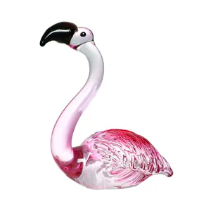 Macro-detail van roze glazen flamingo beeldje met getextureerde vleugels