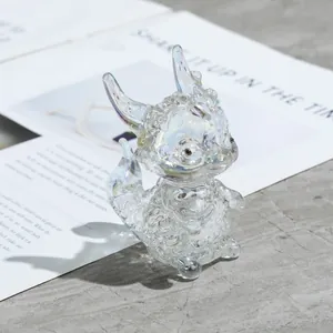 Nahaufnahme einer schillernden Kristalldrachenfigur mit feinen Schuppen und Texturen