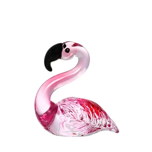 Gedetailleerd zicht op handgemaakte roze glazen flamingo-beeldje met een elegante, lange nek