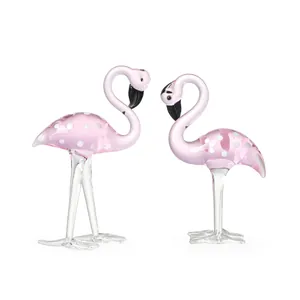Paar elegante roze glazen flamingobeeldjes met witte stippen voor huisdecoratie