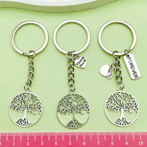 Lot de trois porte-clés vintage arbre de vie en argent avec charms cœur et forever