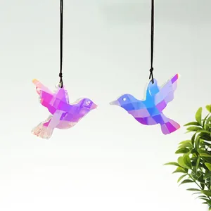 Gros plan sur les attrape-soleil en cristal colibri aux couleurs irisées AB facettées