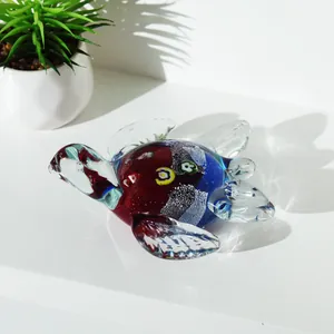 Vue rapprochée d'une tortue de mer en verre coloré avec des motifs complexes