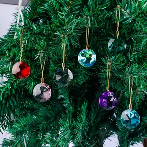Vista detallada de adornos atrapasoles de cristal de 30mm en un árbol de Navidad.