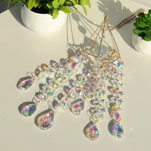 Dettaglio dell'acchiappasole in cristallo dorato con vivaci riflessi arcobaleno