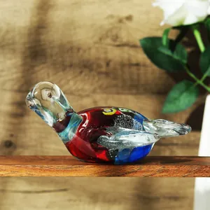 Vue détaillée d'une figurine de tortue de mer en verre coloré sur une étagère