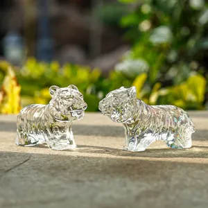 Vista dettagliata di figurine di tigre in cristallo colorato champagne AB al sole