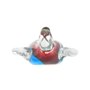 Détail d'une figurine de tortue en verre coloré faite à la main avec tourbillons rouges