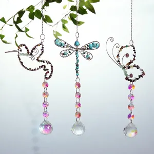 Visualización detallada de atrapasoles de cristal con colibrí, libélula y mariposa