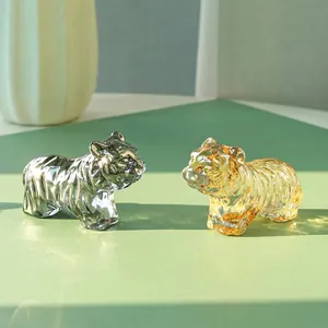 Due decorazioni di tigre in cristallo in tonalità champagne e argento per la casa