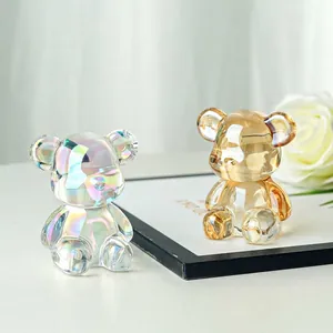 Dettaglio di simpatici ornamenti a forma di orso in cristallo champagne e colori AB.