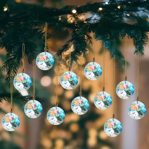 Doce vibrantes atrapasoles de bola de cristal facetado como adornos navideños