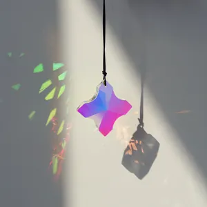 Κρυστάλλινο μενταγιόν suncatcher χρώματος AB που δημιουργεί ζωντανές αντανακλάσεις ουράνιου τόξου.