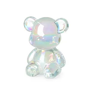 Moderna statuetta minimalista di orso in cristallo cangiante per un arredamento elegante.