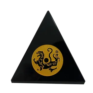 Modern Chinees zwart piramide-ornament met een gouden gravure van de witte tijger