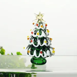 Vista detallada de un árbol de Navidad de cristal verde artesanal con joyas de cristal