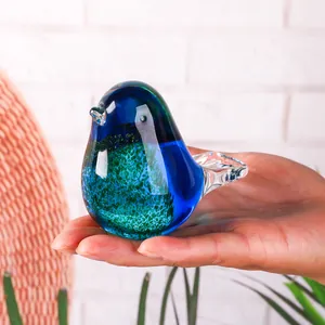 Vue détaillée d'une figurine d'oiseau en verre soufflé coloré avec motifs de flocons