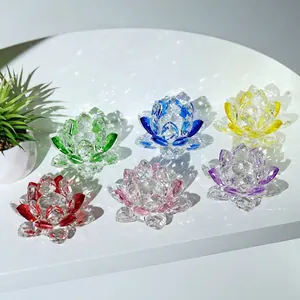 Detailansicht bunter Kristall-Lotus-Ornamente mit prismatischen Lichtreflexen