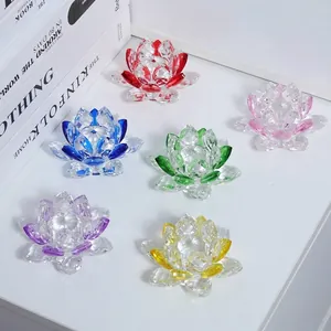 Detailaufnahme von sechs bunten Kristall-Lotusblumen-Figuren auf einem weißen Tisch