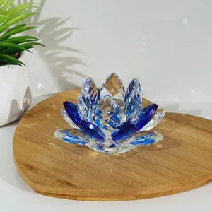 Nahaufnahme einer handgefertigten Kristall-Lotusblume auf einem herzförmigen Holztablett