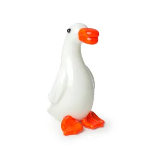 Prachtige handgemaakte witte glazen eendenfiguur met feloranje snavel- en voetdetails