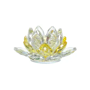 Detaillierte Makroansicht eines eleganten gelben und klaren Kristall-Lotusblumen-Dekors