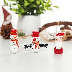 Détail des figurines de Noël en verre faites à la main avec le Père Noël et les bonshommes