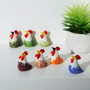 Siete mini figuritas de gallo de cerámica hechas a mano con patrones coloridos para decorar