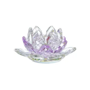 Detailansicht eines facettierten lila und klaren Kristall-Lotusblumen-Ornaments