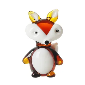 Gedetailleerd overzicht van een handgemaakte miniatuur glazen vos in oranje kleur