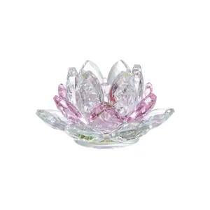 Detailansicht eines facettierten Kristall-Lotusblumen-Kerzenhalters in Rosa