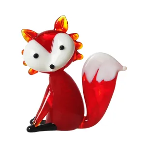 Gedetailleerde macro-weergave van een handgemaakt miniatuur glazen vosje in rood en wit