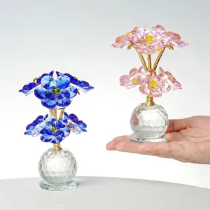 Vista detallada de adorno de loto de cristal rosa sostenido a mano