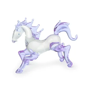Squisita statuetta di cavallo in vetro soffiato viola e trasparente con dettagli in cristallo