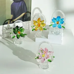 Detaillierte Ansicht von vier bunten Kristallblumenkörben für die Tischdekoration.