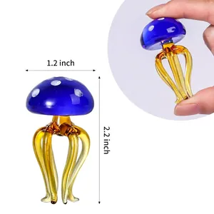 Vue détaillée d'un mini ornement en verre de méduse en cristal avec les dimensions