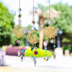Vue détaillée de trois attrape-soleil dorés avec motifs lune et lotus et cristaux colorés